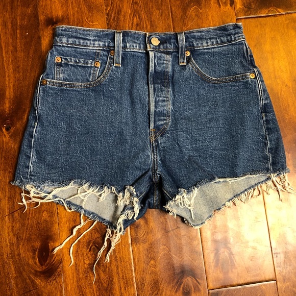 Levi's 501 Original Frayed Hem Shorts in mid wash High-waist Denim Button-up 28 - Picture 2 of 7